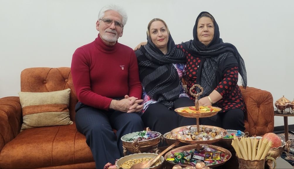 محمد حسین حسینی بازیگر و تهیه کننده به همراه همسر و دخترش