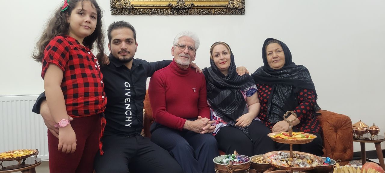 محمد حسین حسینی بازیگر و تهیه کننده به همراه همسر ، دختر و نوه هایش