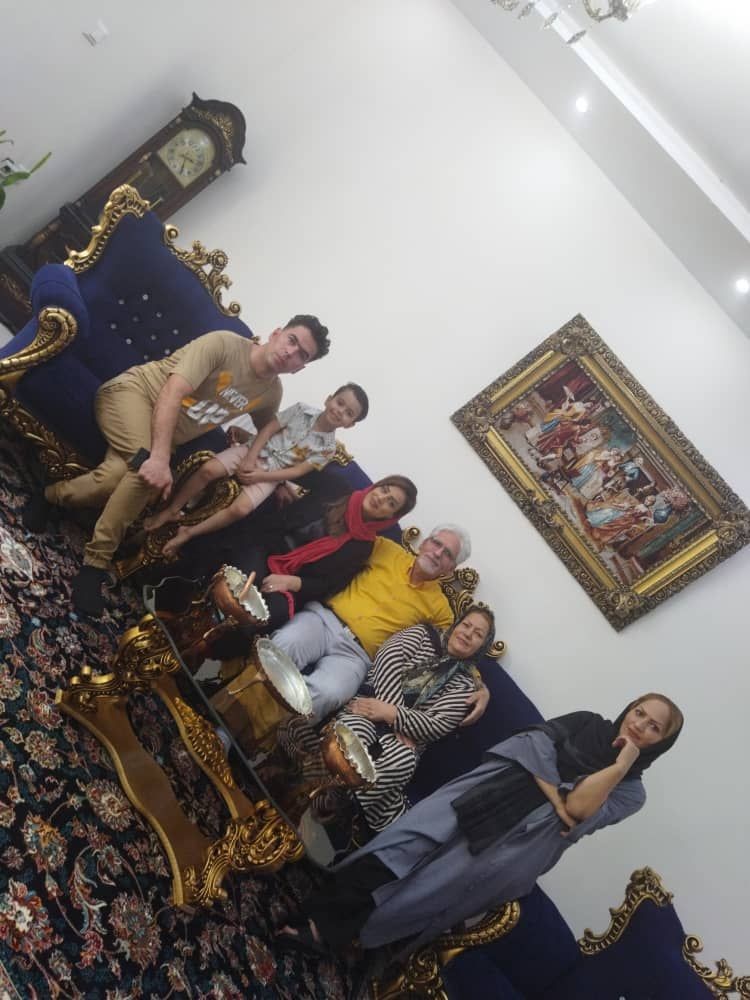 محمد حسین حسینی بازیگر و تهیه کننده در کنار خانواده
