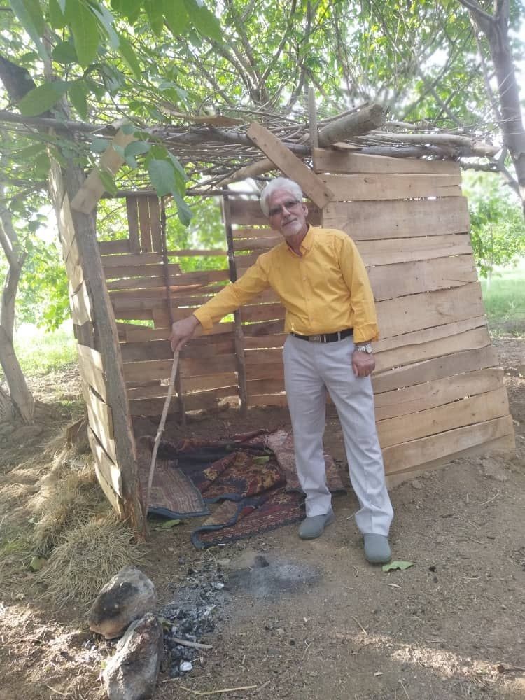 محمد حسین حسینی بازیگر و تهیه کننده در باغ خواهرش اراک روستای زیبای مروار