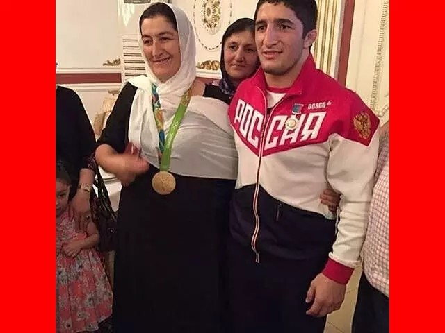 تصاویر عبدالرشید سعدالله اف  کشتی گیر روسی و مادر و خانواده اش