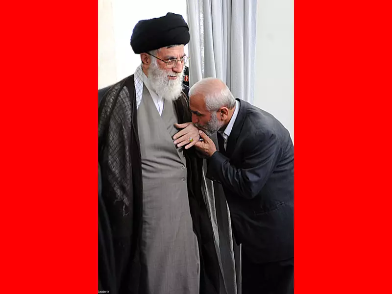 بوسیدن دست رهبر خامنه ای توسط شهید سردار حسین همدانی و زهبر انقلاب